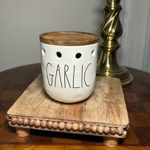 Rae Dunn garlic holder
